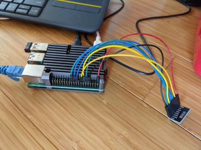 Raspberry Pi 4 connected by SPI to a Winbond W25Q128JV chip.